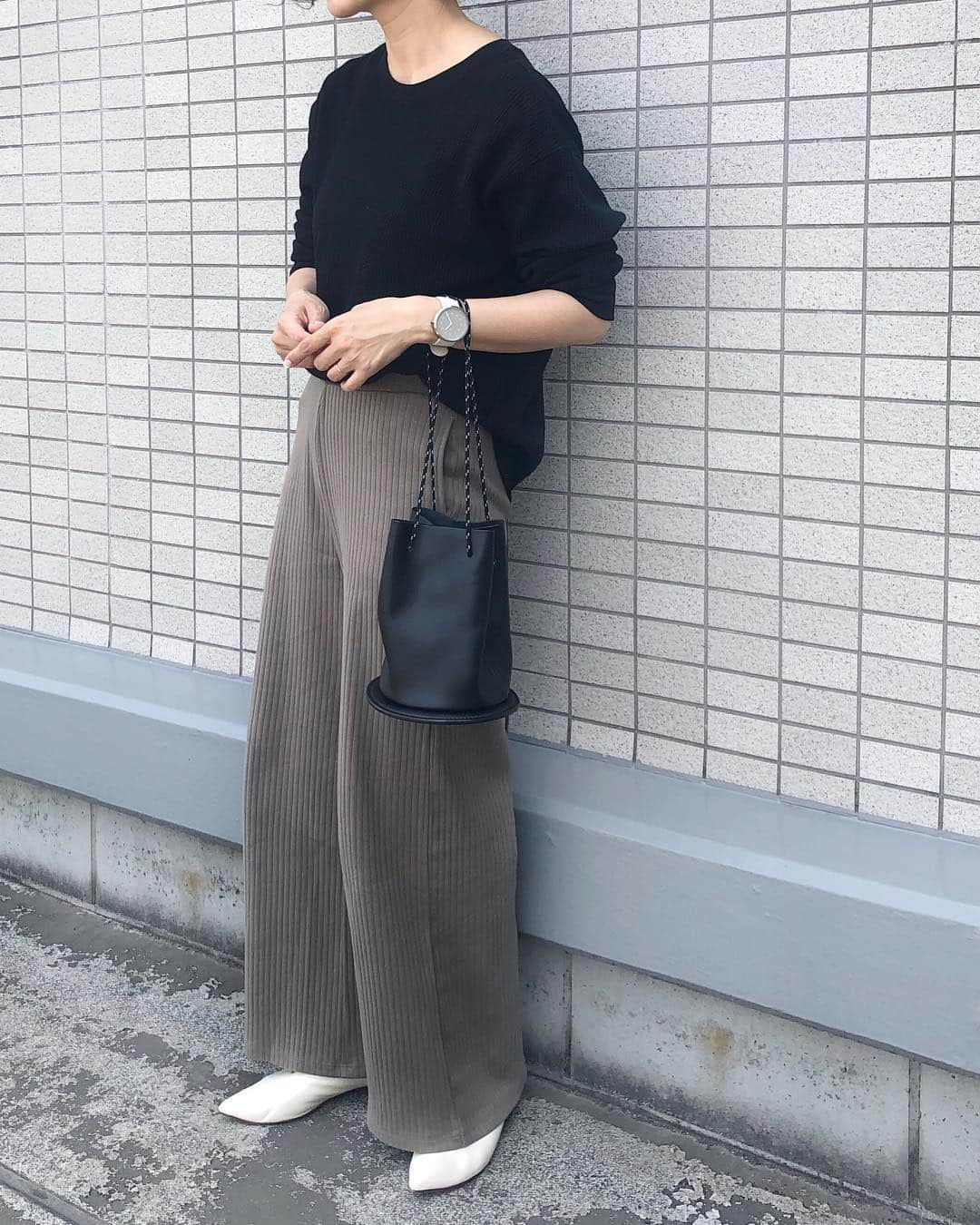 acco.mamaさんのインスタグラム写真 - (acco.mamaInstagram)「⠀ はい、3色目はKHAKI🤗 #コットンリブワイドパンツ ⠀ 春休みはほぼこのパンツ着まわしで 過ごしてました😂 ⠀ 今日は毎月恒例ワハハ会🗣 @aya.masayan  @mmk__56 ⠀ ⠀ 六本木の #bricolagebreadandco へ🥪 毎度笑いすぎて ほうれい線が限界☺️💬 ⠀ tops,pants #UNIQLO #上下ユニクロ部 #ワッフルクルーネックT #コットンリブワイドパンツ  bag #lavishgate watch #mavenwatches  shoes #manacraftshoes ⠀ ⠀」4月25日 22時19分 - acco.mama