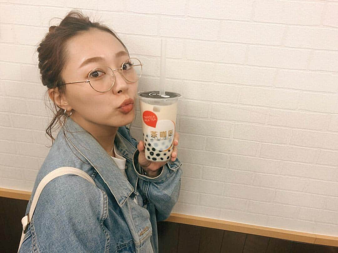 橋本愛奈さんのインスタグラム写真 - (橋本愛奈Instagram)「今時女子はタピるっていうの？ タピった☺️🥤 (間違えてタピオカ入ってないほうじ茶ミルクティー頼むとこだったので、メニュー頼みから勉強します) #チャカショウ #タピオカ」4月25日 22時19分 - aina_hashimot0