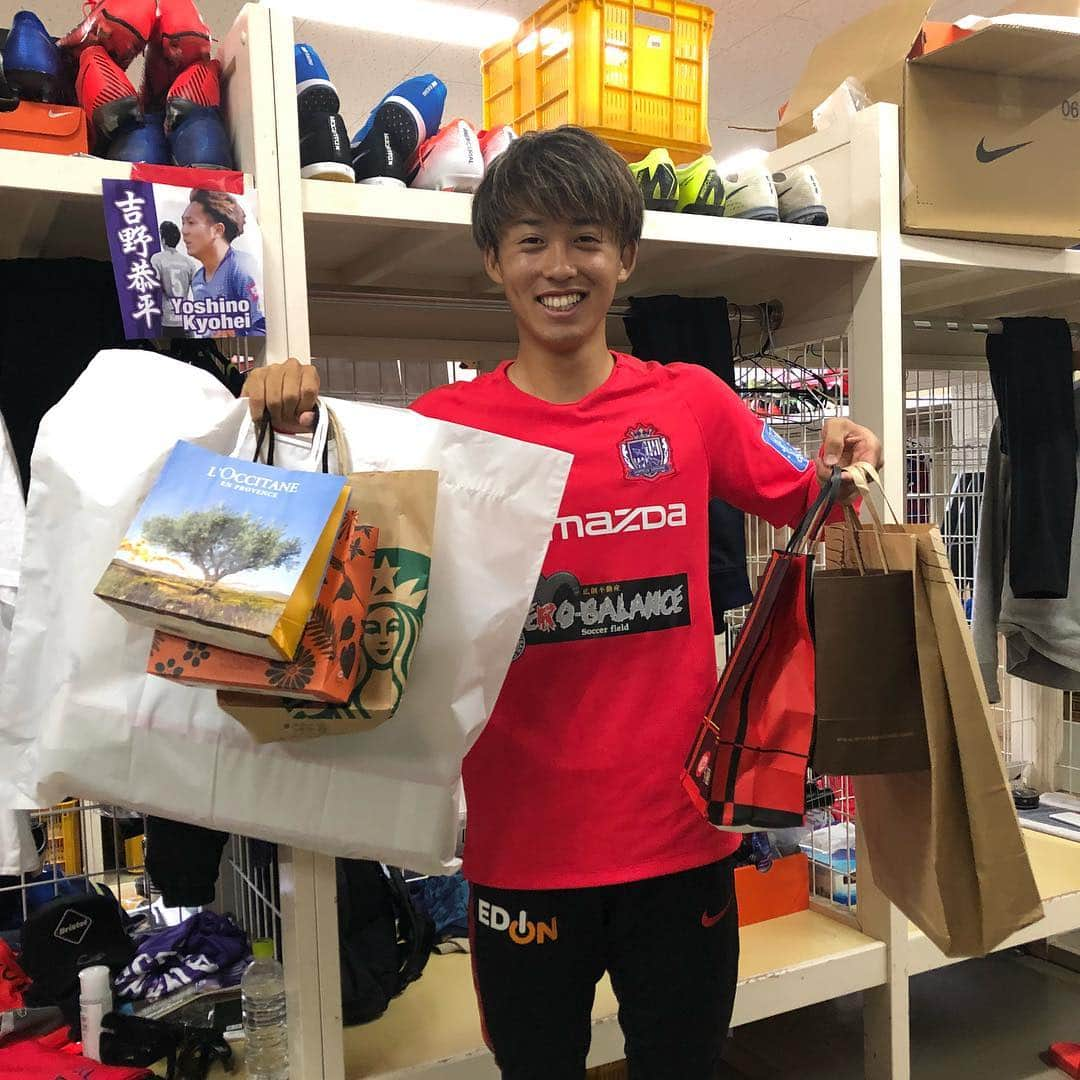 森島司のインスタグラム：「誕生日でした！たくさんのメッセージありがとうございました^_^ #22さい！ #はやいですなー #朝から晩まで幸せな日でした^_^」