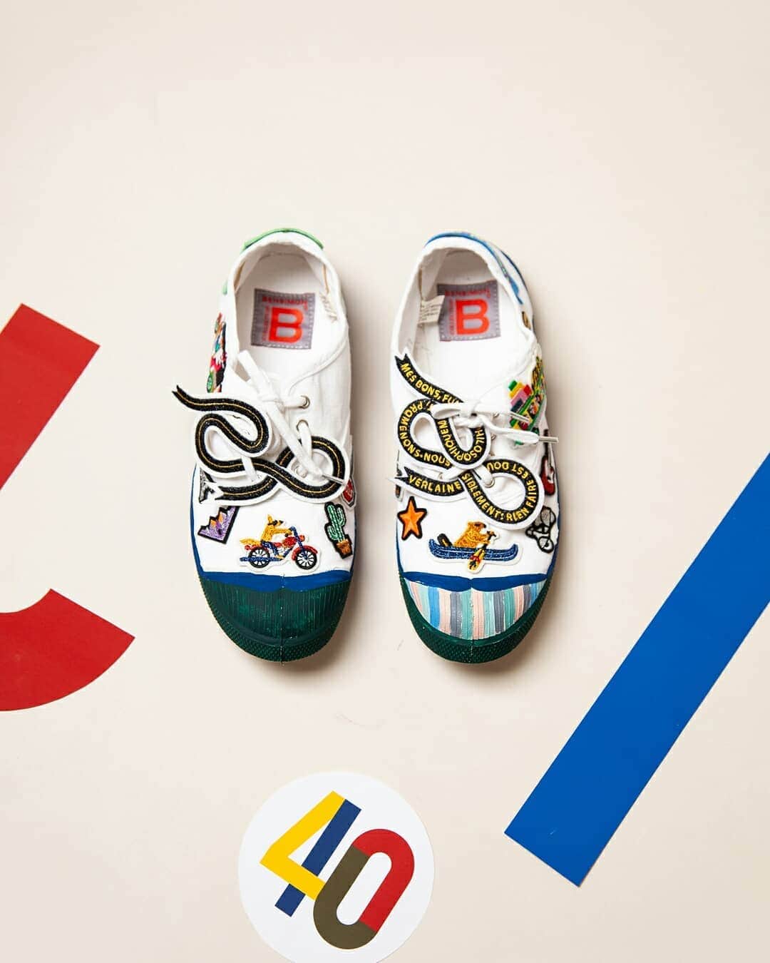 ベンシモンのインスタグラム：「- On the road with my Bensimon - Bensimon by @maconetlesquoy "Pour moi, la tennis est synonyme de liberté, de simplicité, de bien être. Anne-Laure et moi voyageons beaucoup, toujours en tennis ! Elles me font particulièrement penser à ce voyage en Californie, autre symbole de liberté, qui a été à la source d’une collection « sur la route » que nous avions créée en référence à Kerouac. C’est pour cela que nous avons souhaité recouvrir la chaussure de broderies liées à la liberté : des écussons « sur la route » s’associent à des messages de Ghandi ainsi qu’à un extrait de poème de Verlaine, autre personnage épris de liberté." 🇬🇧"For me, tennis is synonymous with freedom, simplicity and well-being. Anne-Laure and I travel a lot, always with our tennis shoes! They make me think particularly about this trip to California, another symbol of freedom, which was at the source of a collection ""on the road"" that we created in reference to Kerouac. That's why we wanted to cover the shoe with an embroidery tribute to Liberty: patches ""on the road"" combined with messages from Gandi and a poem from Verlaine, another Liberty-loving character." #bensimon40 #bensimonanniversary」