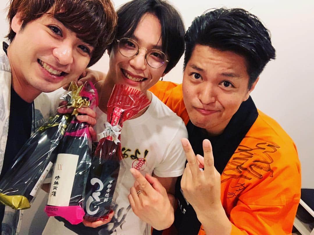 平田裕一郎さんのインスタグラム写真 - (平田裕一郎Instagram)「慎くんのShowroom配信終わりました！！ 沢山の御視聴ありがとうございました。  楽しかった。  久しぶりに秀敏ちゃんにも会えて嬉しかった！！ 秀敏ちゃん相変わらず出来る男だぜ。笑  誕生日プレゼントありがとう！  #長濱慎 くん #久保田秀敏 くん #誕生日プレゼント」4月25日 22時21分 - yuichiro_hirata