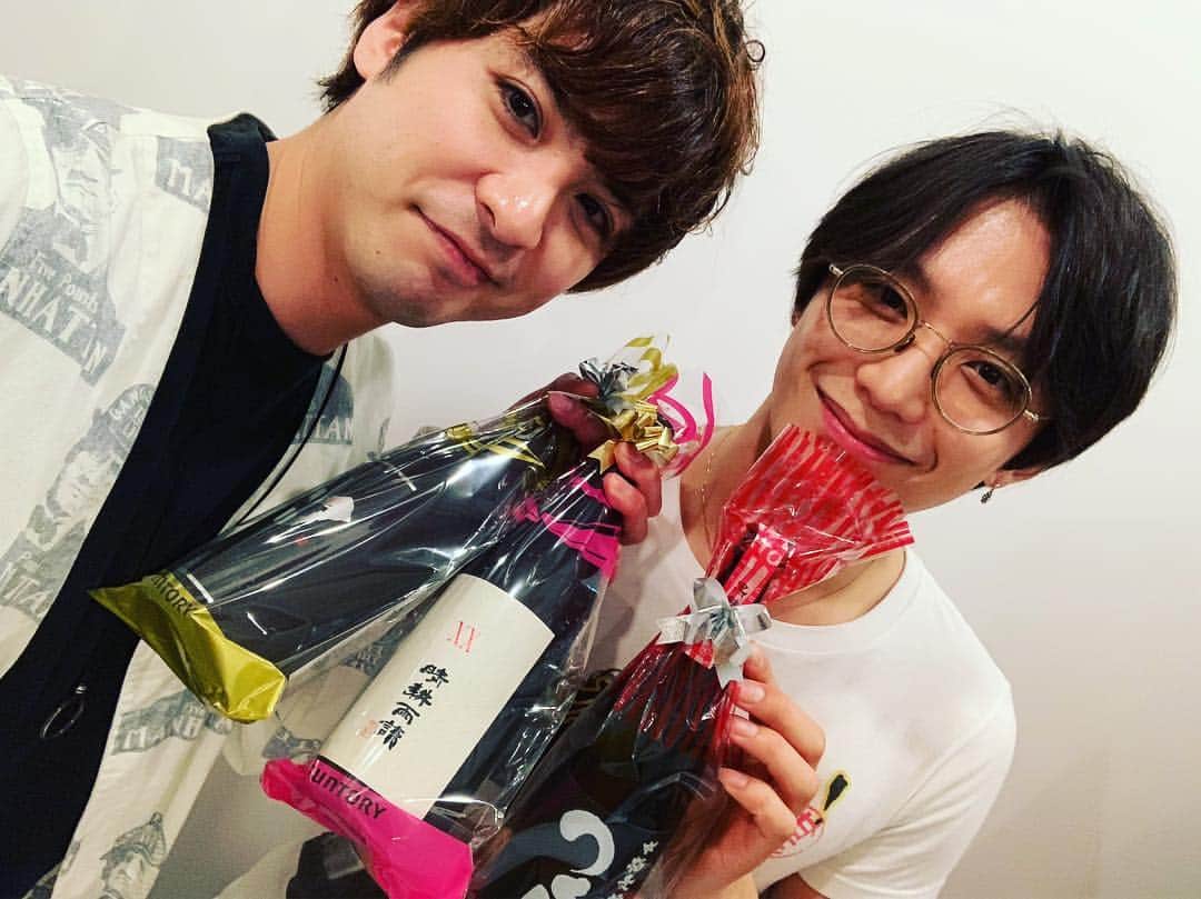 平田裕一郎さんのインスタグラム写真 - (平田裕一郎Instagram)「慎くんのShowroom配信終わりました！！ 沢山の御視聴ありがとうございました。  楽しかった。  久しぶりに秀敏ちゃんにも会えて嬉しかった！！ 秀敏ちゃん相変わらず出来る男だぜ。笑  誕生日プレゼントありがとう！  #長濱慎 くん #久保田秀敏 くん #誕生日プレゼント」4月25日 22時21分 - yuichiro_hirata