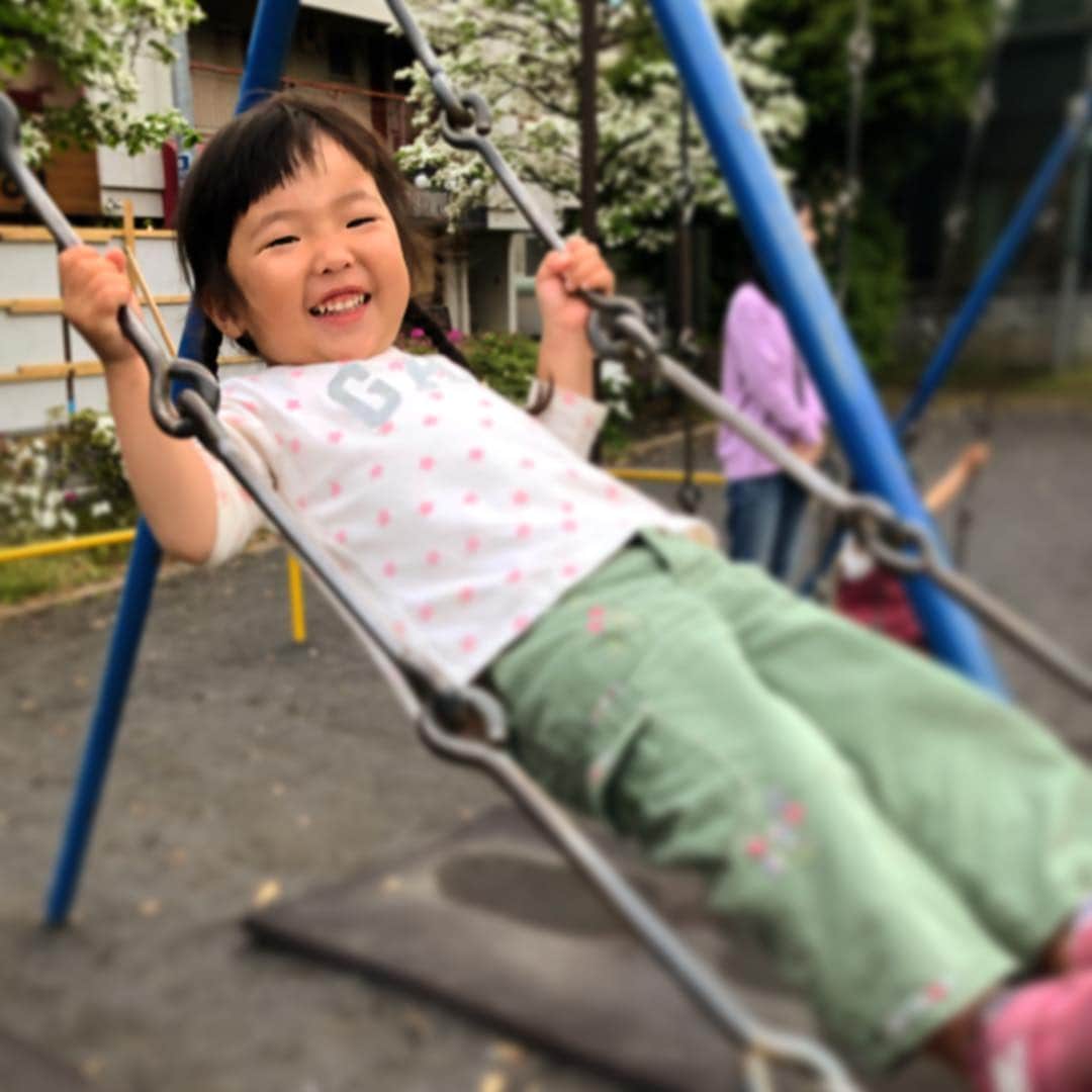 新井美穂さんのインスタグラム写真 - (新井美穂Instagram)「今日で仕事が終わって一足早めにGW突入✌️ 早めに娘を迎えに行って、公園で遊んで夜ご飯たべさせて 完全オフモードで#おつかれ一杯 🍺しようとしていたら 娘が私の財布から#湯けむりの里 のメンバーズカード取り出してきて 「おかあさん、おふろいこうよ！」と😅 まじで言ってんの？？ というより、最近話せるようになりはじめたばかりの娘にお風呂誘われたのがちょっと嬉し面白くて（笑）#娘の成長#お風呂好きやったんや 「しゃーないなぁ💖」ということで今夜は急遽 #スーパー銭湯 へ。#夜のおでかけ  お風呂上がりはもちろん娘#いちご牛乳 私#ビール で乾杯🍻 「ハレちゃんがやるからおかあさんはいいのー！！」と、ビールを返却口まで片付けてくれて、靴のロッカーから鍵あけて靴出して並べて嬉しそうに「はい、どうぞー」と言ってくれる#お手伝い大好き#将来有望 （私にとって）な娘（笑） #娘2歳10ヶ月#しっかり者」4月25日 22時25分 - arai_miho