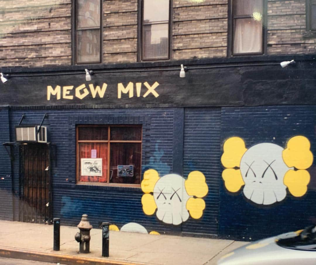 KAWSONEさんのインスタグラム写真 - (KAWSONEInstagram)「I used to walk past this bar every day when I moved to the LES in 1996. Eventually I became friends with someone working there who invited me to paint this wall. It lasted for a while... #KAWS #MeowMix #tbt」4月25日 22時35分 - kaws