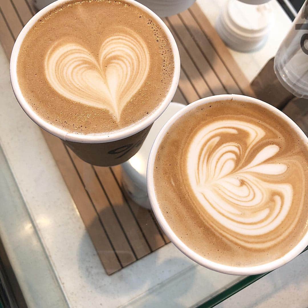 浅井七海さんのインスタグラム写真 - (浅井七海Instagram)「*.﻿ ﻿ 最近カフェラテが飲めるように﻿ なりましたが、まだまだたくさん﻿ 砂糖入れてます😇﻿ ﻿ 注ぐだけでハートの形かけるの﻿ ほんとに凄いよね。。。♡﻿ ﻿ ･﻿ ﻿ #アラビカコーヒー #カフェラテ #ラテアート﻿」4月25日 22時35分 - naamin48_
