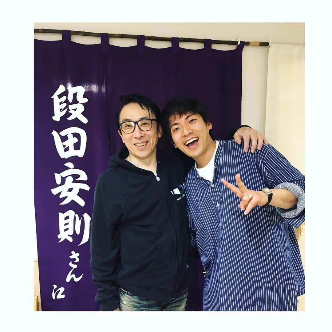 上山竜治さんのインスタグラム写真 - (上山竜治Instagram)「『LIFE LIFE LIFE』観劇 『夢の裂け目』で討論し合う役で共演させていただいた段田さん。 今回も色っぽく、かっこよくて面白かった。 ケラさんの演出も素敵で凄く勉強になった。 文化村がグローブ座のような空間になっていて驚愕。 #LIFE LIFE LIFE #夢の裂け目 #段田安則」4月25日 22時30分 - kamiyama_ryuji_0910