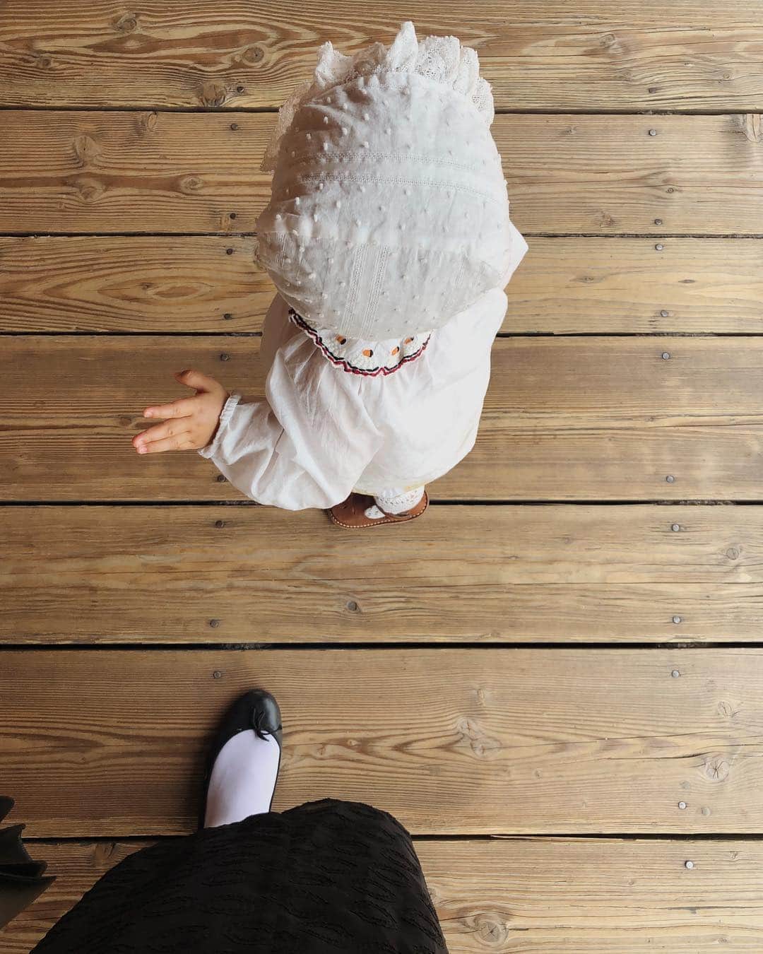 目見田早弥子のインスタグラム：「| mini me ディズニーの日は👨🏽がお洋服を選んでくれました。 @tocotovintage のボンネット、 真っ白でレースが繊細で ドレスアップの日むけかなと思いきや カジュアルな日でもすごく可愛いことがわかった！ ディズニー投稿しばらく続きそうですꕢ」
