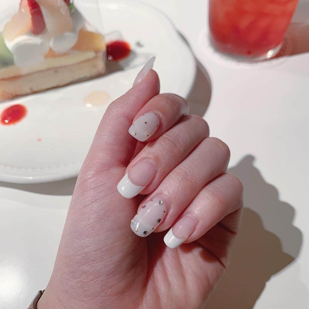 鍋谷真子のインスタグラム：「new nail💅🏻✨ 今回もシンプルなデザインでお願いしました♥︎ 初めてスクエアにしたけど可愛い♥︎😳 @richeye_kachigawa #newnail #シンプルネイル #nails #nail #スクエアネイル #ネイルデザイン」