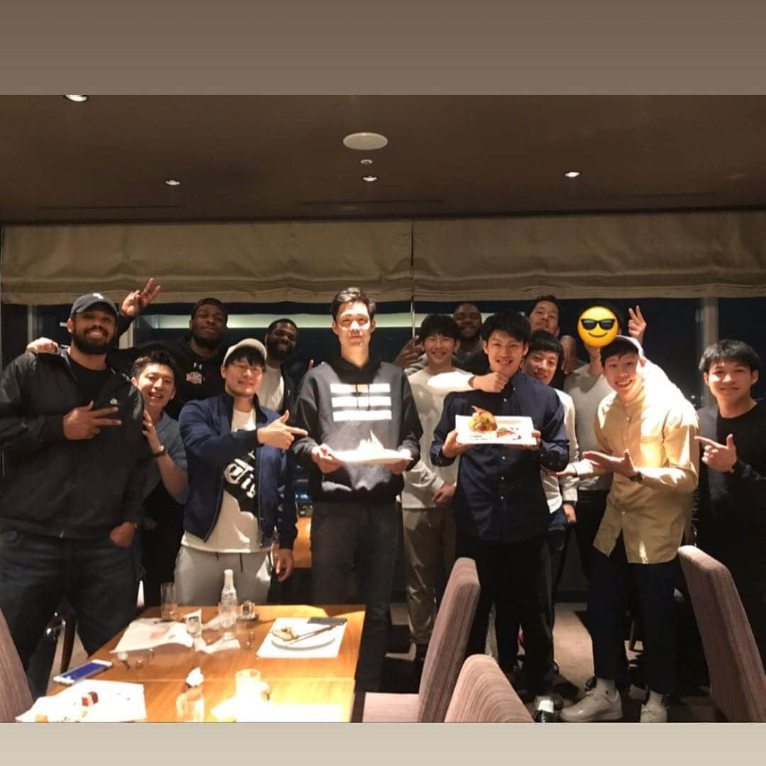 谷口大智さんのインスタグラム写真 - (谷口大智Instagram)「Happy birthday!!!!!!!!! ケンゴ・ヤス誕生日会＋シーズンお疲れ様でした会でした！！ 喜んでくれて良かった😁🎂 欠席のハマちゃんは次また飯行こうね〜♬ ファン感で待ってます👌  #akitanh #dtのオフ」4月25日 22時33分 - daichi0055