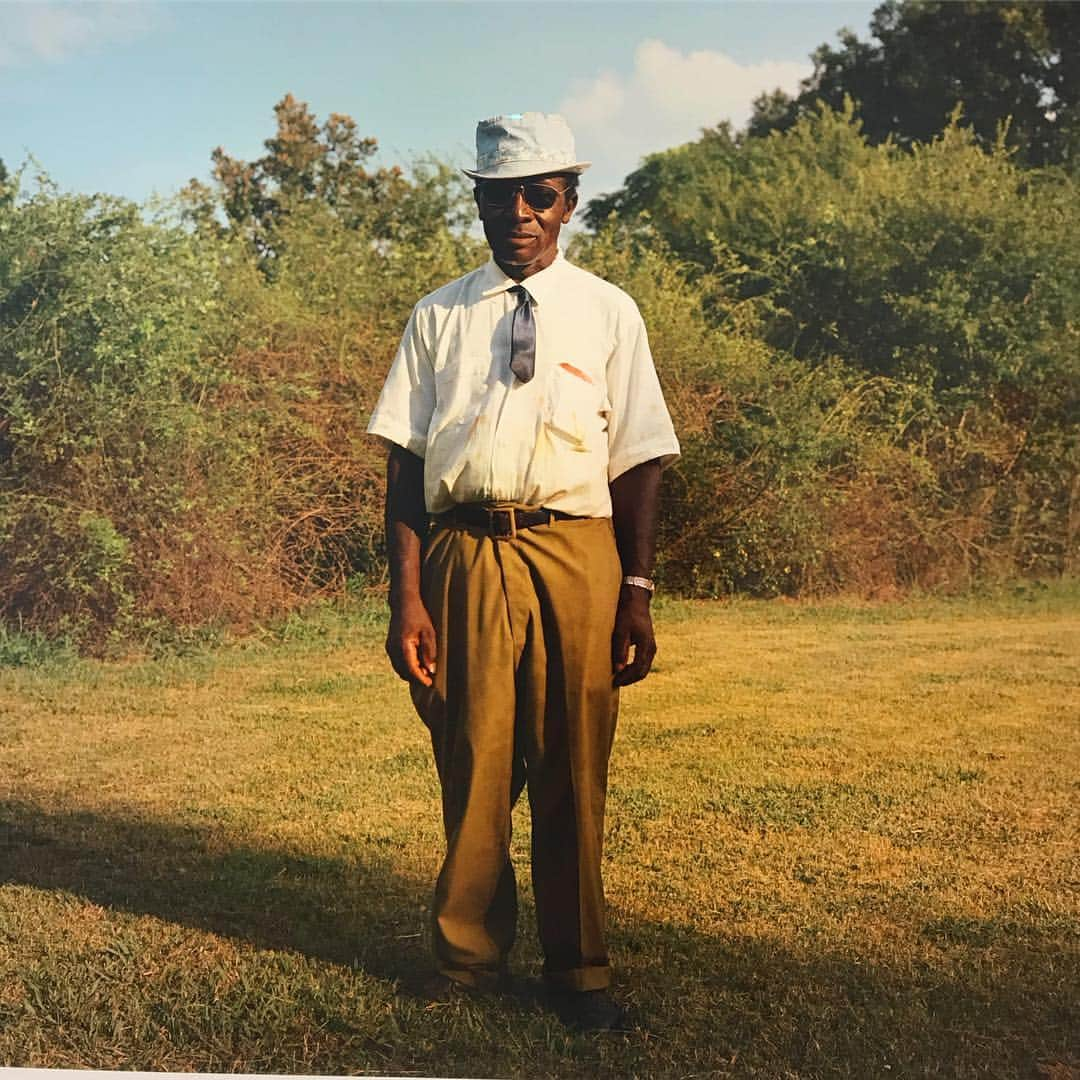 パク ・スジュさんのインスタグラム写真 - (パク ・スジュInstagram)「Style inspo from William Eggleston. The short silk tie and big belted khaki slacks giving me life」4月25日 22時43分 - soojoo