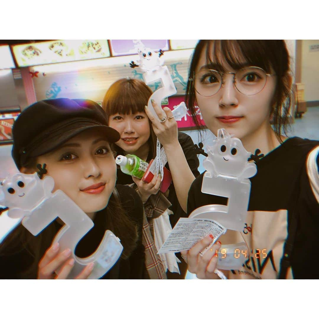 鈴木愛理さんのインスタグラム写真 - (鈴木愛理Instagram)「✴︎ 人生で初めて、Nissyさんのライブに行けました、、、😭💋 . ソロのエンターテイナーとして、ずっとずっと憧れの存在でありながら、世の中に送り出す全ての作品に魅了されていた私ですが、やっとライブにいけた、、、想像の何倍もはるか上を行く最高なライブで、歌声やダンスや魅せ方や演出などが素敵とか、そんなのは前提としてわかってるとして、こんなに幸せになって帰れるライブあるのかしらって思ったら、より一層憧れ度が増しました。しっかりグッズもGETして常連のファンの皆様に置いていかれないようについて行きましたよ！！😚東京ドーム周辺で、一緒に楽しみましょう！って声をかけてくれた方々も、ありがとうございました☺️ . . 目指すべきところはまだまだ遠い存在だなと改めて思い知りましたが、5月末から始まる自身のツアーが楽しみで楽しみで仕方なくなった日でもありました☺️ . エンターテイナーって素敵だな。私もそんな存在になりたいです。 . . #Nissy #東京ドーム #5周年おめでとうございます #どうか腰お大事にしてください #💋 #感想まだまだ書きたいんだけど #なんかうまくいえないです #平成ラストの東京ドームアーティスト #その瞬間を見れて幸せでした！ #松元絵里花ちゃんと #スタイリストまっすーさんと☺︎」4月25日 22時36分 - airisuzuki_official_uf