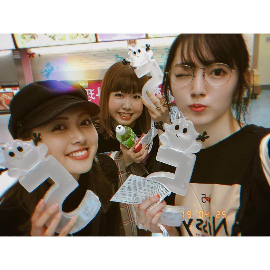 鈴木愛理さんのインスタグラム写真 - (鈴木愛理Instagram)「✴︎ 人生で初めて、Nissyさんのライブに行けました、、、😭💋 . ソロのエンターテイナーとして、ずっとずっと憧れの存在でありながら、世の中に送り出す全ての作品に魅了されていた私ですが、やっとライブにいけた、、、想像の何倍もはるか上を行く最高なライブで、歌声やダンスや魅せ方や演出などが素敵とか、そんなのは前提としてわかってるとして、こんなに幸せになって帰れるライブあるのかしらって思ったら、より一層憧れ度が増しました。しっかりグッズもGETして常連のファンの皆様に置いていかれないようについて行きましたよ！！😚東京ドーム周辺で、一緒に楽しみましょう！って声をかけてくれた方々も、ありがとうございました☺️ . . 目指すべきところはまだまだ遠い存在だなと改めて思い知りましたが、5月末から始まる自身のツアーが楽しみで楽しみで仕方なくなった日でもありました☺️ . エンターテイナーって素敵だな。私もそんな存在になりたいです。 . . #Nissy #東京ドーム #5周年おめでとうございます #どうか腰お大事にしてください #💋 #感想まだまだ書きたいんだけど #なんかうまくいえないです #平成ラストの東京ドームアーティスト #その瞬間を見れて幸せでした！ #松元絵里花ちゃんと #スタイリストまっすーさんと☺︎」4月25日 22時36分 - airisuzuki_official_uf