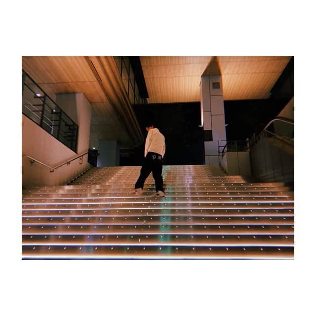 山本涼介さんのインスタグラム写真 - (山本涼介Instagram)「(このあと階段を踏み外しました) #前を見よう」4月25日 22時39分 - ryosuke_y_515