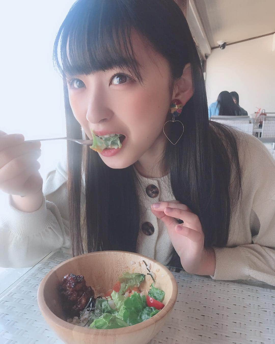 松本日向さんのインスタグラム写真 - (松本日向Instagram)「サラダを頬張る子🥗🥗🥗🥗 BUSAIKU🤢 ﾓｯﾄｶﾜｲｸﾀﾍﾞﾀｲ🦔 #サラダランチ」4月25日 22時39分 - matsumoto_hinata