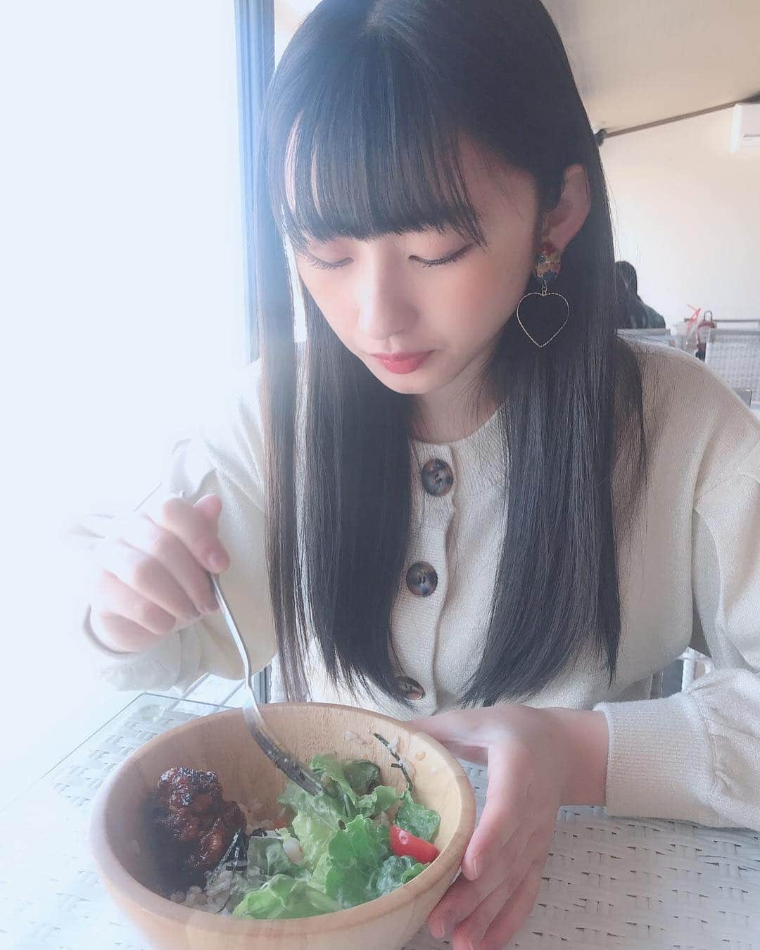 松本日向さんのインスタグラム写真 - (松本日向Instagram)「サラダを頬張る子🥗🥗🥗🥗 BUSAIKU🤢 ﾓｯﾄｶﾜｲｸﾀﾍﾞﾀｲ🦔 #サラダランチ」4月25日 22時39分 - matsumoto_hinata