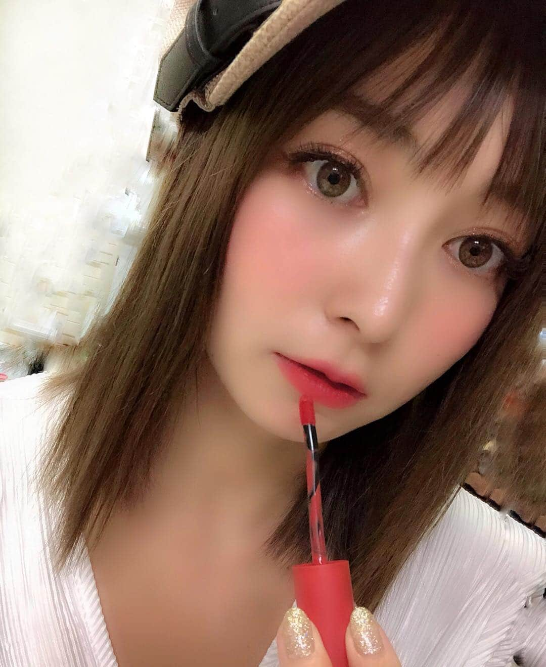 山口夏実さんのインスタグラム写真 - (山口夏実Instagram)「最近はこのコスメたちを使うことが多い🧐💖 日本のコスメにはない、色と質感にメロメロ！💕 なにより、肌をきれいに見せてくれるんだ✨🥺 . .  もうすぐGW🌸！いいなぁ💖 私は変わらず仕事🦜 みんなはどこか出かけるのかな？🥰 ＊ ＊ #3CE #3ceeyeshadow #3celip #3cevelvetliptint #gw #make #makeup #韓国コスメ #韓国 #韓国購入品 #メイク #メイク動画 #コスメ #リップ #アイメイク #名古屋 #栄 #赤リップ #明洞 #ゴールデンウィーク」4月25日 22時39分 - natsumi19910625