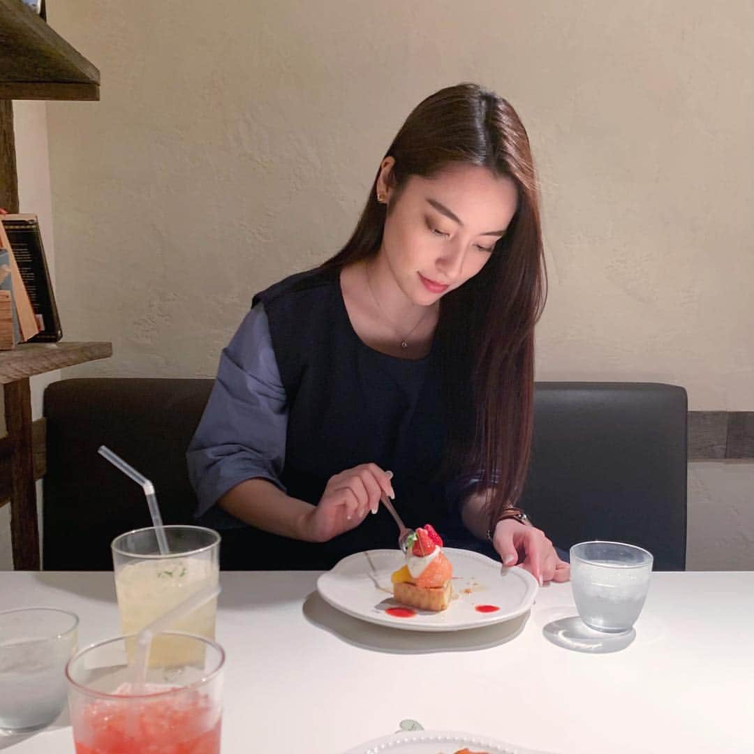 鍋谷真子のインスタグラム：「休憩タイム😛 #lamaisonensoleilletable #cafe」