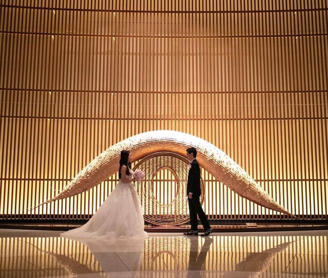 The Peninsula Hotelsさんのインスタグラム写真 - (The Peninsula HotelsInstagram)「Come together. Bride and groom meet in The Lobby of @thepeninsulatokyo. Thank you for sharing such a special moment, @shun0344. . . . . . . . . #peninsulahotels #luxuryhotels #luxuryhotelexperience #luxurytravel #travel #beautifuldestinations #welltraveled #traveldiaries #jetset #jetsetter #hotel #hotellife」4月25日 22時42分 - peninsulahotels