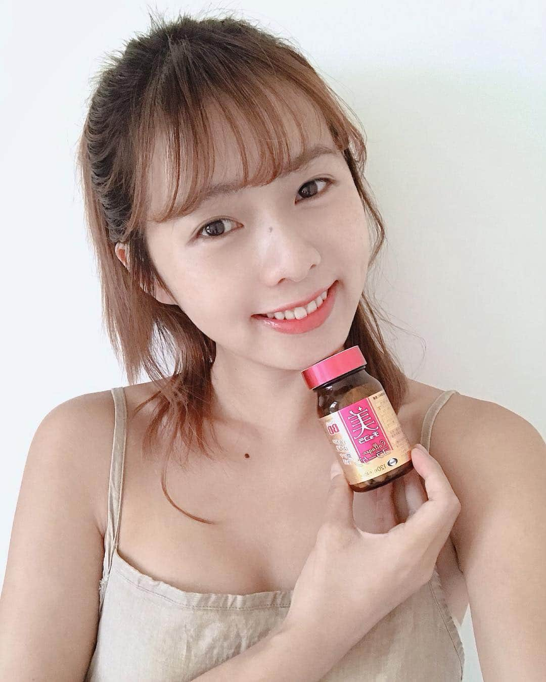 Dewi Chienさんのインスタグラム写真 - (Dewi ChienInstagram)「不化妝也可以好氣色的必需品。❤️ #ChocolaBB #ChocolaBBCollagen #大衛元氣補充」4月25日 22時43分 - dewichien