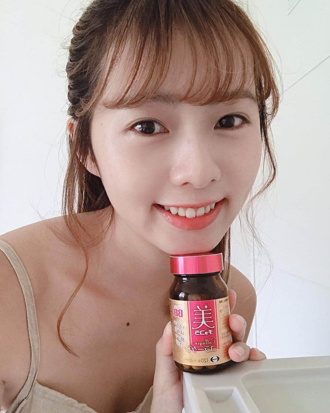 Dewi Chienさんのインスタグラム写真 - (Dewi ChienInstagram)「不化妝也可以好氣色的必需品。❤️ #ChocolaBB #ChocolaBBCollagen #大衛元氣補充」4月25日 22時43分 - dewichien