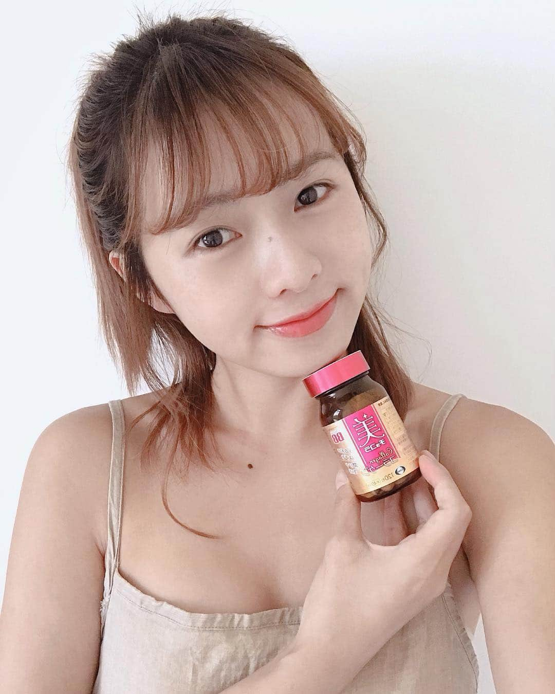 Dewi Chienさんのインスタグラム写真 - (Dewi ChienInstagram)「不化妝也可以好氣色的必需品。❤️ #ChocolaBB #ChocolaBBCollagen #大衛元氣補充」4月25日 22時43分 - dewichien