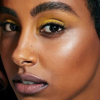 Maybelline New Yorkさんのインスタグラム写真 - (Maybelline New YorkInstagram)「Create this sunny shadow look using the shade ‘lemonade craze’ from the #lemonadecraze eyeshadow palette. Leave a 🍋 below if you would try this look! #mnyitlook」4月25日 22時53分 - maybelline