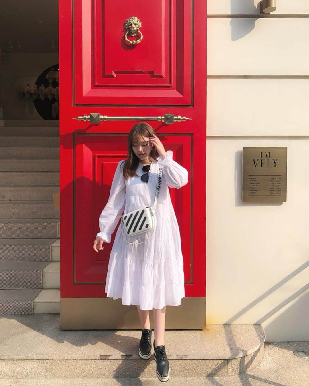 藤川沙弥のインスタグラム：「𝐨𝐮𝐭𝐟𝐢𝐭 𝐨𝐟 𝐭𝐡𝐞 𝐝𝐚𝐲⋆﻿ ﻿ 白のワンピースって﻿﻿ 本当、無敵な可愛さ🥺💕﻿﻿ ピタっとした服も好きだけど﻿﻿ このゆる感もたまらん〜🌿﻿﻿ ﻿ @showme_select のです🔖﻿﻿ ﻿﻿ ﻿﻿ 🇰🇷はお天気良すぎて﻿﻿ Gジャン持ってきたけど、﻿﻿ お昼間とかはアウター﻿﻿ いらないんじゃないかレベル☀️💛」
