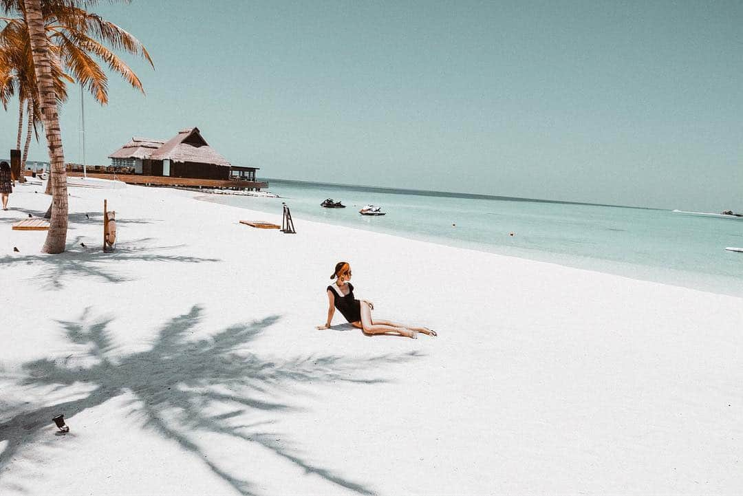 青田夏奈さんのインスタグラム写真 - (青田夏奈Instagram)「🏝 ・ ・ ・ ・ #maldives#grandparkkodhipparu#grandparkkodhipparumaldives#genic_mag#girlstrip#trip#genic_travel#tabimuse#funtotrip#dearmuse_photo#tabijo#etretokyo#モルディブ#モルディブ旅行#モルディブの海#海#女子旅#タビジョ#マイトリ#たびじょ#海外旅行#旅muse#旅好き#今だからできる旅#旅スタグラム#カメラ女子#旅好き女子#ヤシの木#影」4月25日 22時48分 - kana_aota