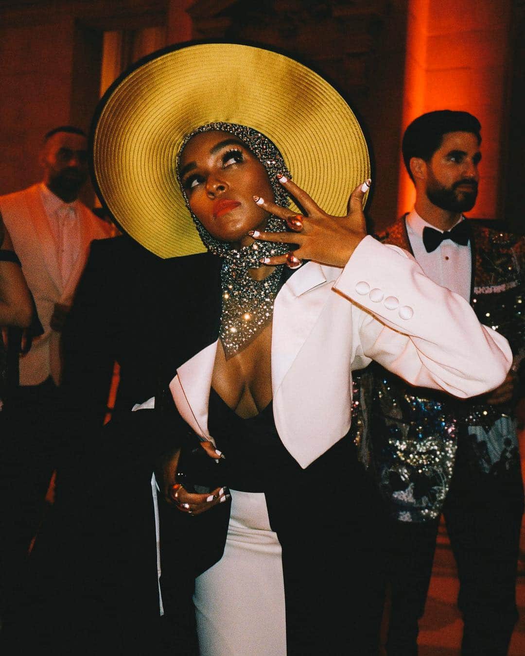 Vogue Beautyさんのインスタグラム写真 - (Vogue BeautyInstagram)「This year's#MetGala is just around the corner, but before we see what the 'Camp: Notes on Fashion' theme will bring, we're taking a look back at the most unforgettable beauty moments of all time. Tap the link in our bio to see them all. Photographed by @mehdilacoste_」4月25日 22時56分 - voguebeauty
