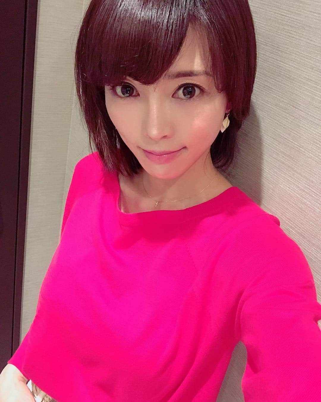 釈由美子さんのインスタグラム写真 - (釈由美子Instagram)「今日の衣装🙋‍♀️ ニット COOMB パンツ  Arumlily  鮮やかな赤のニットが 大人カワイイです💋  #COOMB #coomb_official  #クーム #arumlily  #春ニット #大人コーデ」4月25日 22時57分 - yumikoshaku