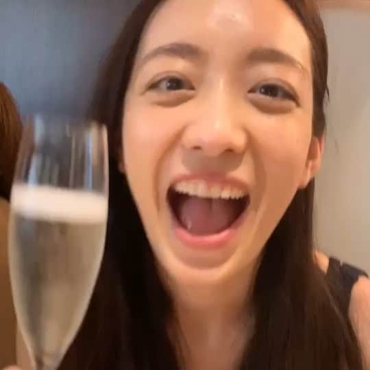 我謝レイラニのインスタグラム：「HAPPY BIRTHDAY🎉お友達のお誕生日会🎂 香港住んでるときに出会ったからもう5年以上前からのお友達(*´︶`*)時の流れにびっくりするー🤣出会った頃は20代だったよ💦笑 友達の友達でどんどん繋がったお友達たち◡̈⃝︎ #友達に乾杯 #誕生日おめでとう 🥳 #次は誰の誕生日かな？ #毎月のように誕生日会！！笑 みんなが集まるいい口実(*´罒`*) 昼間からお酒飲んでも罪悪感全くなし！！ でも最近お酒控えめだよ🤭」
