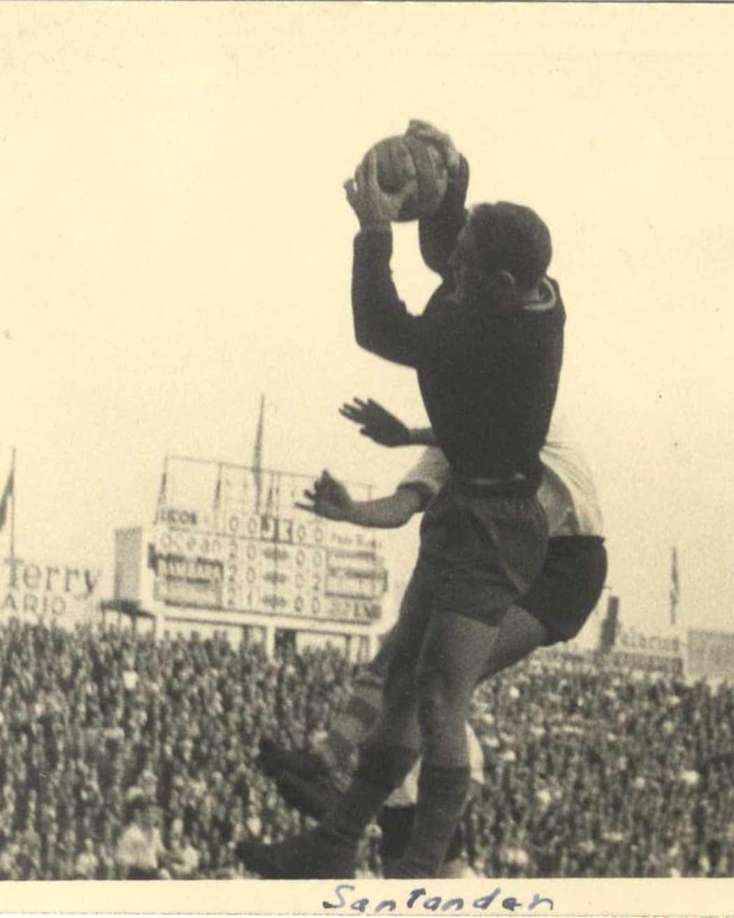 SDエイバルさんのインスタグラム写真 - (SDエイバルInstagram)「Legendary goalkeeper #Aputxiano started his career in #Eibar before he played for @valenciacf 🙌 . #TBT #ValenciaEibar #eibarhistory」4月25日 23時02分 - sdeibar