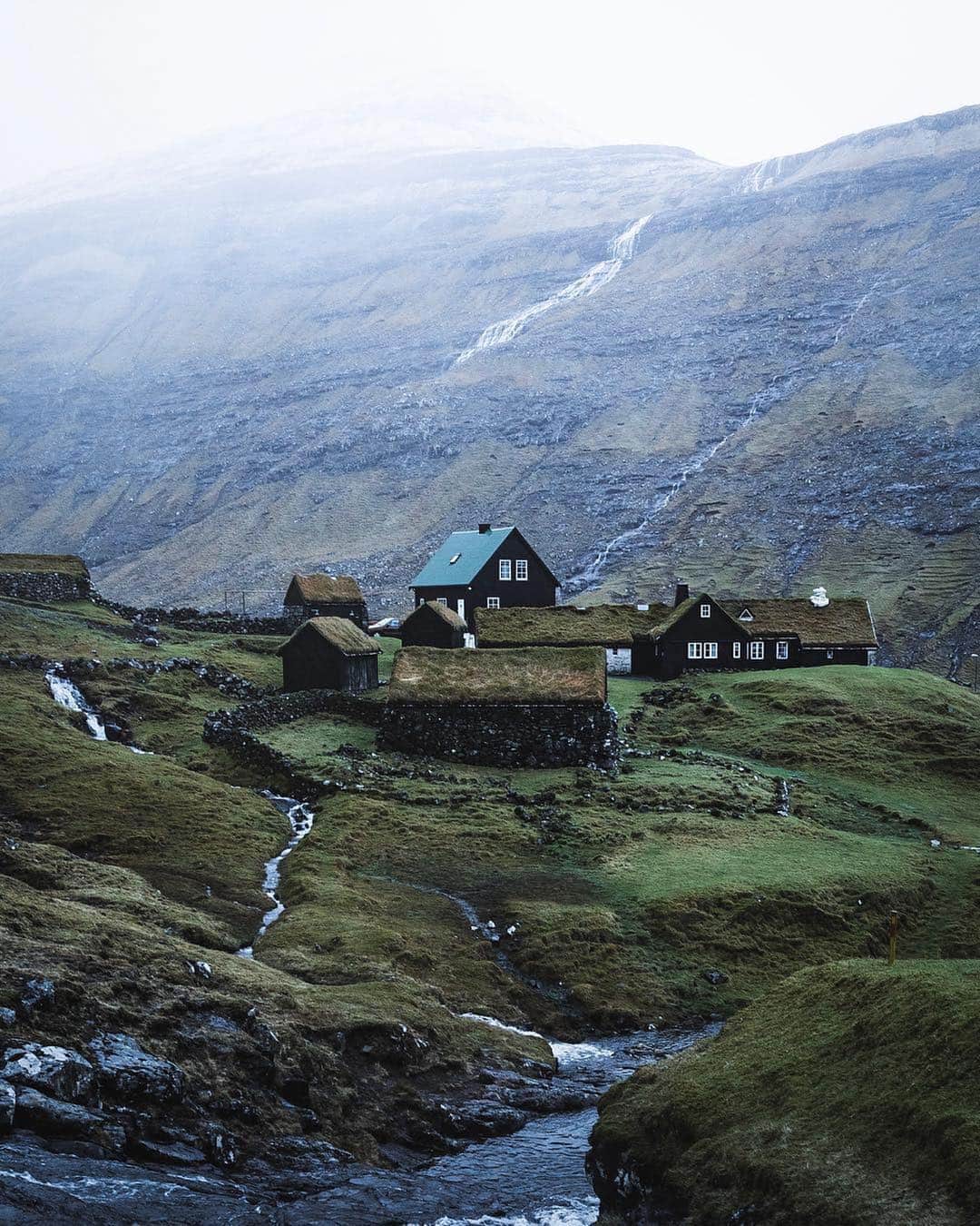 Canon Photographyさんのインスタグラム写真 - (Canon PhotographyInstagram)「@jameslloydcole shows you some of the cutest & cosiest homes in the #FaroeIslands 5D Mark IV 16-35mm 2.8 iii & 24-70mm 2.8 iii」4月25日 23時04分 - cpcollectives