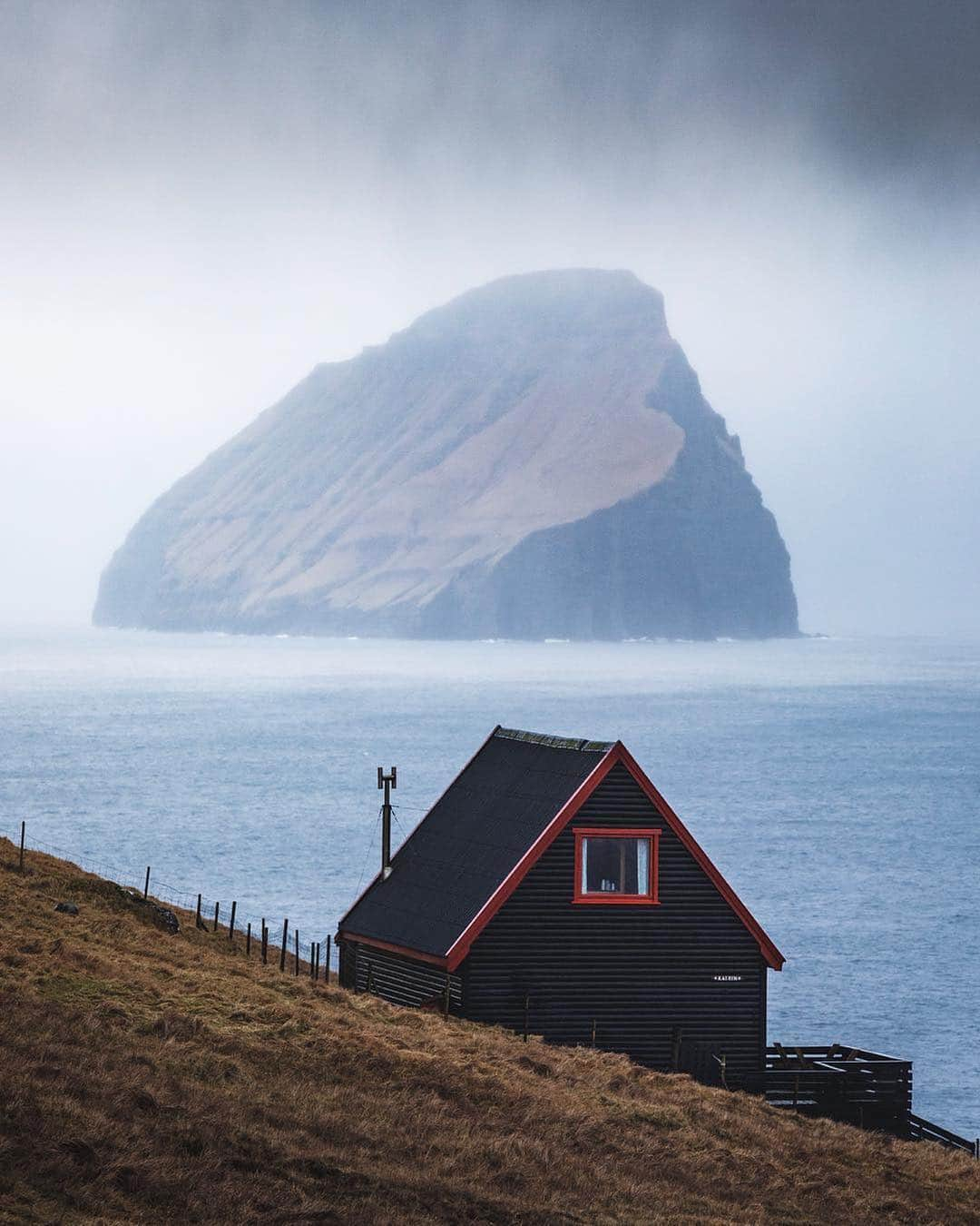 Canon Photographyさんのインスタグラム写真 - (Canon PhotographyInstagram)「@jameslloydcole shows you some of the cutest & cosiest homes in the #FaroeIslands 5D Mark IV 16-35mm 2.8 iii & 24-70mm 2.8 iii」4月25日 23時04分 - cpcollectives