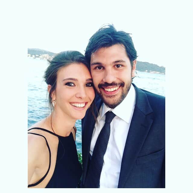 ナズ・アイデミルのインスタグラム：「Şimdilerde 21.30’da uyuduğumuza bakmayın, biz de bir zamanlar düğün dernek gezerdik #tbt si 🙈😂 #haziran2014 #theakyols」