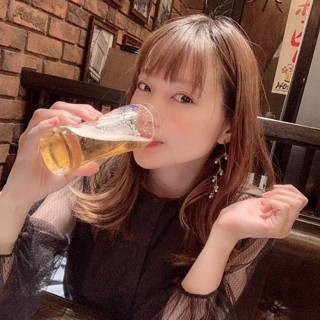 古田ちさこさんのインスタグラム写真 - (古田ちさこInstagram)「🍻 ・ 点滴の後は飲みに行きました〜♩ ビールな気分(いつもだろ)で御茶ノ水ビアホールへ✨ クラシックな洋食屋さんの面影を残す懐かしさ漂う店内でビールがすすみました(いつもだね)🤤♡ ・ 本当はアイスドラフトという氷入りのビールを飲んでみたかったのですがまだ入荷していないらしくマスターズドリームぐびぐび😍 ・ グラス小さくて直ぐジョッキに切り替えたよね。笑 アイスビアはまたリベンジしようっと✨✨✨ 私がビール好きなのはですね、お酒を飲める年齢になって美味しさとか全くわからないものの飲めた方がいいなと思いまず何から飲めるようになったらいいかを考えたときにレストランにも屋台にもあってもちろん球場にもあって世界各地にもあるビールを飲めるようになったら人生楽しいなって思ってビールから覚えたんですね。飲み続けていたらあっという間に大好きになっていました♡ 🍻 #御茶ノ水ビアホール#アイスドラフト#氷入りビール#呑んでみたい#ビール女子#ビール女子部#ilovebeer#beerstagram#マスターズドリーム#MASTERSDREAM#プレミアムモルツ#プレモル#モルツ#御茶ノ水グルメ#御茶ノ水ディナー#ビール女子#アイドラ#ビアスタグラム#beergirl#lovebeer#ビール好き#ビール好き女子#呑み🍻」4月25日 23時06分 - chisakofuruta