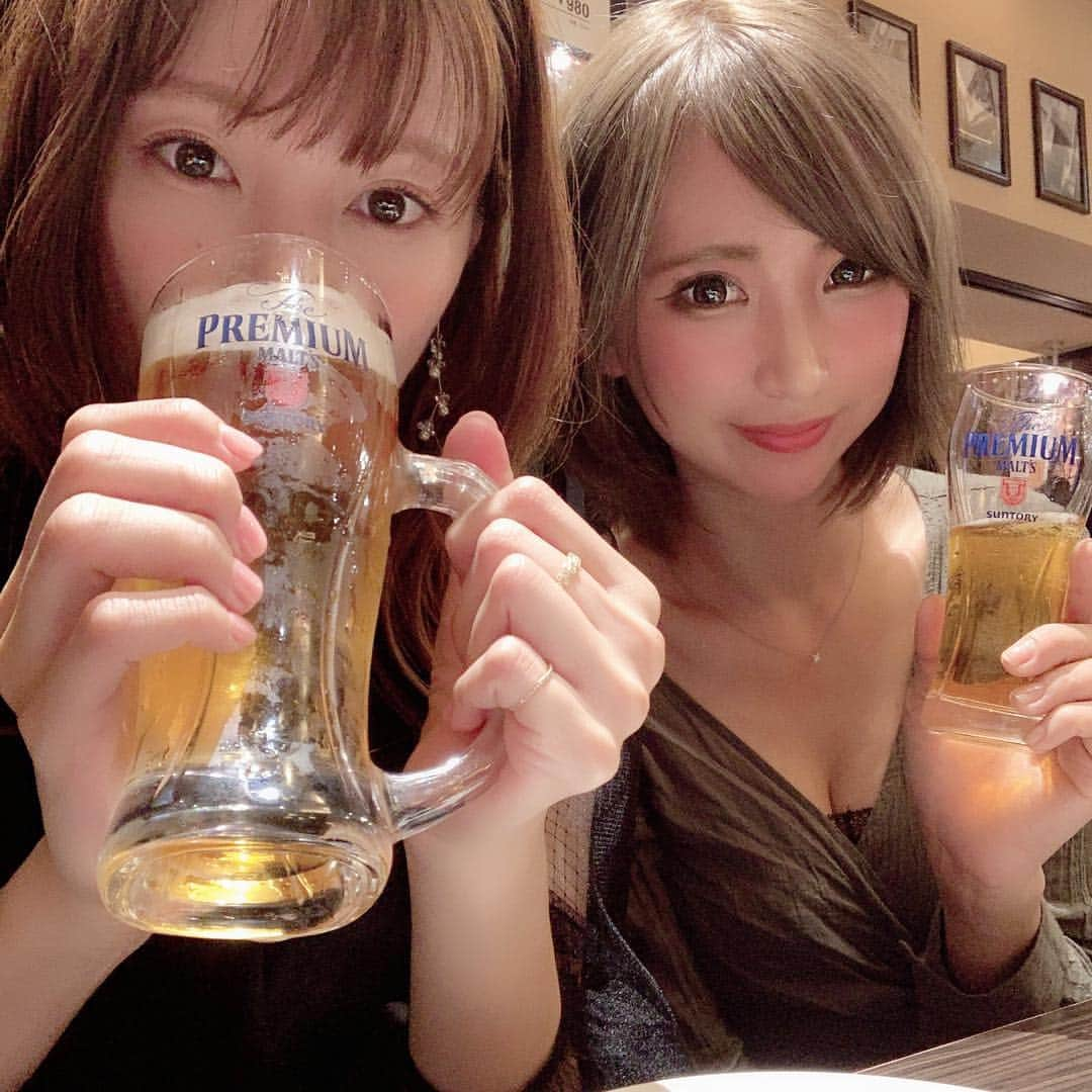 古田ちさこさんのインスタグラム写真 - (古田ちさこInstagram)「🍻 ・ 点滴の後は飲みに行きました〜♩ ビールな気分(いつもだろ)で御茶ノ水ビアホールへ✨ クラシックな洋食屋さんの面影を残す懐かしさ漂う店内でビールがすすみました(いつもだね)🤤♡ ・ 本当はアイスドラフトという氷入りのビールを飲んでみたかったのですがまだ入荷していないらしくマスターズドリームぐびぐび😍 ・ グラス小さくて直ぐジョッキに切り替えたよね。笑 アイスビアはまたリベンジしようっと✨✨✨ 私がビール好きなのはですね、お酒を飲める年齢になって美味しさとか全くわからないものの飲めた方がいいなと思いまず何から飲めるようになったらいいかを考えたときにレストランにも屋台にもあってもちろん球場にもあって世界各地にもあるビールを飲めるようになったら人生楽しいなって思ってビールから覚えたんですね。飲み続けていたらあっという間に大好きになっていました♡ 🍻 #御茶ノ水ビアホール#アイスドラフト#氷入りビール#呑んでみたい#ビール女子#ビール女子部#ilovebeer#beerstagram#マスターズドリーム#MASTERSDREAM#プレミアムモルツ#プレモル#モルツ#御茶ノ水グルメ#御茶ノ水ディナー#ビール女子#アイドラ#ビアスタグラム#beergirl#lovebeer#ビール好き#ビール好き女子#呑み🍻」4月25日 23時06分 - chisakofuruta