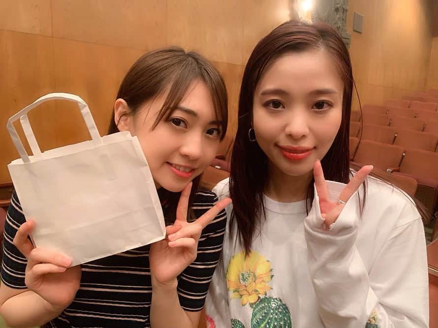 高橋有紀のインスタグラム：「ゆりあちゃんが出演中の #銀幕の果てに 観に行かせてもらいました！ゆりあちゃんのお芝居が前の以上にすごい良くて、声も綺麗に通るし演技もかっこ良かった！！舞台の上にいるゆりあちゃん顔ちっさかっわい、横顔もかわいっと思いながら見ていました☺️ まさかの歌声まで聞けちゃって、観に行けてよかった♡ ゆりファンにももちろん会ったし、会いたかったとある子にもお会いできました❤︎ 公演ラストまでがんばってねー！！ #木﨑ゆりあ」