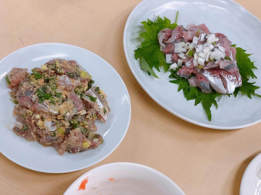英玲奈さんのインスタグラム写真 - (英玲奈Instagram)「先日の、 #釣りうぇーぶ  収録の時、 スタッフさんが釣ってきたお魚を振舞ってくださいました！ お昼から何て贅沢！！ 鯵料理にイカ料理！ 皆さんお上手！」4月25日 23時11分 - erena_erenyan