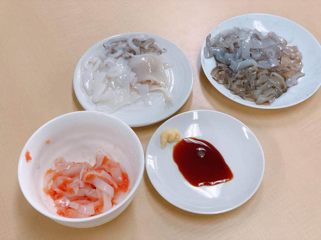 英玲奈さんのインスタグラム写真 - (英玲奈Instagram)「先日の、 #釣りうぇーぶ  収録の時、 スタッフさんが釣ってきたお魚を振舞ってくださいました！ お昼から何て贅沢！！ 鯵料理にイカ料理！ 皆さんお上手！」4月25日 23時11分 - erena_erenyan
