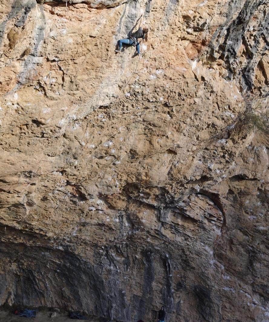 ハンナ・シューベルトのインスタグラム：「#tb to my last rock climbing trip to Spain at the end of 2017😊 Who can guess the route? 😏😜 📸: @shintaozawa」