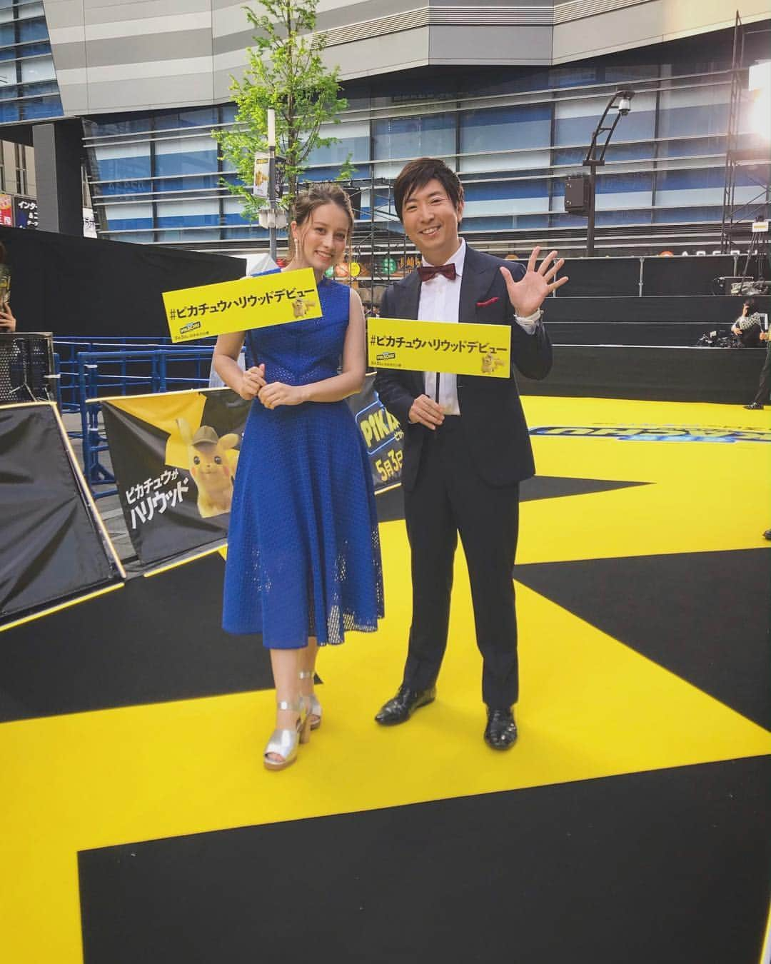 ドーキンズ英里奈さんのインスタグラム写真 - (ドーキンズ英里奈Instagram)「【#名探偵ピカチュウ 】の ワールドプレミアが日本で開かれました🇯🇵⚡️ ㅤ レッドカーペットならぬ、 ピカチュウカーペット⚡️⚡️ ㅤ ポケモンが実写化するときいて どうなるの？？って思っていたけれど… 最高ーー！！感動ーー！！大好きーー！！ ㅤ 世界で日本が最速の5月3日公開になります！ お楽しみにーー😆✨ ㅤ ㅤ ㅤ ㅤ オフィシャルTwitterでの生放送 アリコンさんとご一緒しました⚡️ ㅤ 👗ステキなブルーのドレスは @pinkoofficial 👡サンダルは @randa_pic  ㅤ いつもポケモンで最初に選ぶの 水ポケモンだから、青色にしたよ💙💙 ㅤ ㅤ #detectivepikachu #pikapika #ワールドプレミア #ピカチュウ #ピカチュウハリウッドデビュー」4月25日 23時14分 - erinadawkins