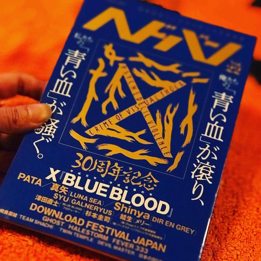 PATAのインスタグラム：「. 絶賛発売中！ ワタシも載ってるよーな気がします。 #ヘドバン #22 #blueblood30thanniversary」