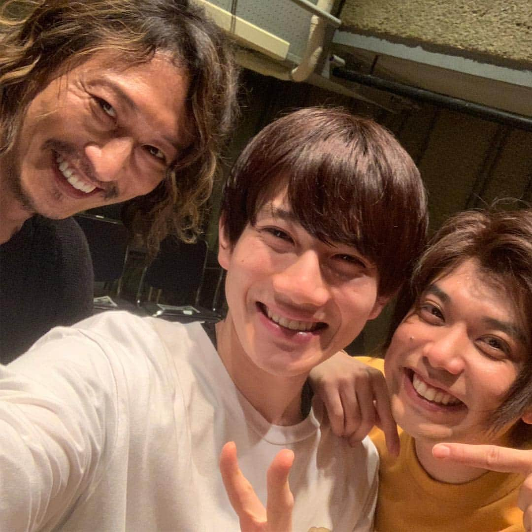 赤澤遼太郎さんのインスタグラム写真 - (赤澤遼太郎Instagram)「ゆーすけくんと萩さんが出演されている舞台「りさ子のガチ恋♡俳優沼」観劇させて頂きました。 面白かったーー。 とっても斬新でリアルなテーマで、 演出も新鮮で面白かったです！ ネットじゃなくて目の前で繰り広げられる剥き出しの感情のぶつかり合いが凄まじい…… あっという間の2時間でした。 お二人ともとても素敵で、、、 とても濃密な時間でした。 #赤澤遼太郎 #舞台観劇#りさ子のガチ恋俳優沼 #いんすたたろう」4月25日 23時16分 - akazawa_taro