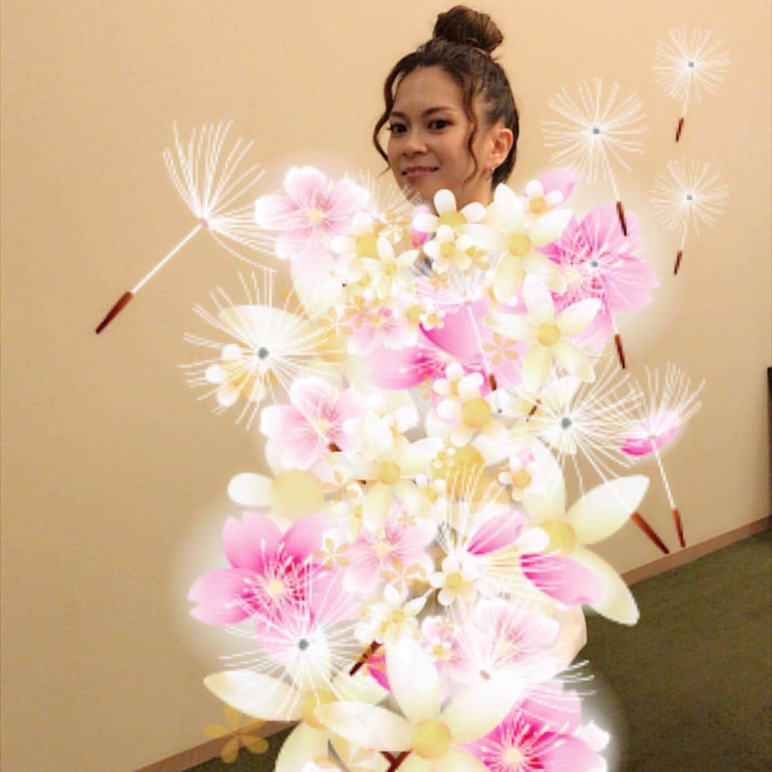 小柳ゆきのインスタグラム：「ビルボード&ブルーノートツアーの準備が着々と進んでおります！ . 今年の衣装も素っ敵につくってもらいます💕 完成まで楽しみです！！ . 皆さんも楽しみにしててくださいねー🤗 . . そして、明日のFMFUJI「I'm Fun Area 」は収録ですのでお気を付けください！  #お花だらけの私 #ラジオは特別編 #自宅からお届け」