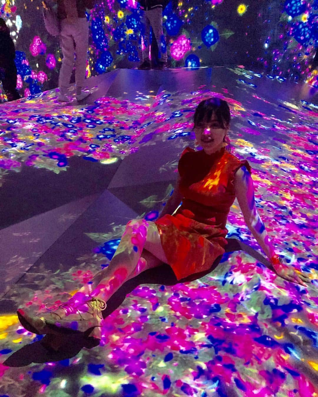 栄木明日香さんのインスタグラム写真 - (栄木明日香Instagram)「念願の😆 Finallyyy!!!! @teamlab_borderless #チームラボ #お台場 #ootd」4月25日 23時27分 - liz_asuka__