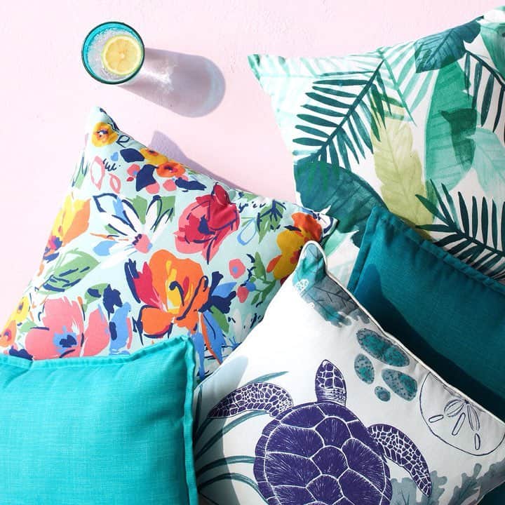 ロック&リパブリックのインスタグラム：「When it comes to patio pillows, the brighter the better. Shop now and save during Lowest Prices of the Season, through 4/28. #Kohls」