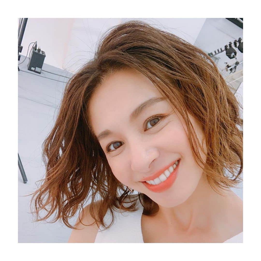 稲沢朋子さんのインスタグラム写真 - (稲沢朋子Instagram)「今日は、あいにくのお天気でした が！スタジオには青空😄 企画には、リアルな雨☔️も味方して👍 7月号をお楽しみに〜 @mio.matsui 松井美緒さんとご一緒でした！ 同い年悩みも色々同じで楽しい現場でした ヘアメイク @yukakomorino thank you❤️ #shooting @story_love40 #アイテムタップしてね」4月25日 23時27分 - ina_tomo