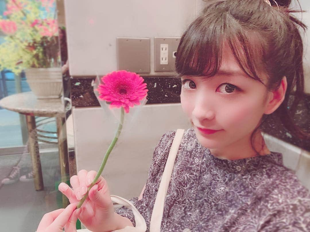 くりかさんのインスタグラム写真 - (くりかInstagram)「お花もらった🌹 #くぅすたぐらむ  #あゆみくりかまき #あゆくま」4月25日 23時36分 - kurika_ayumikurikamaki