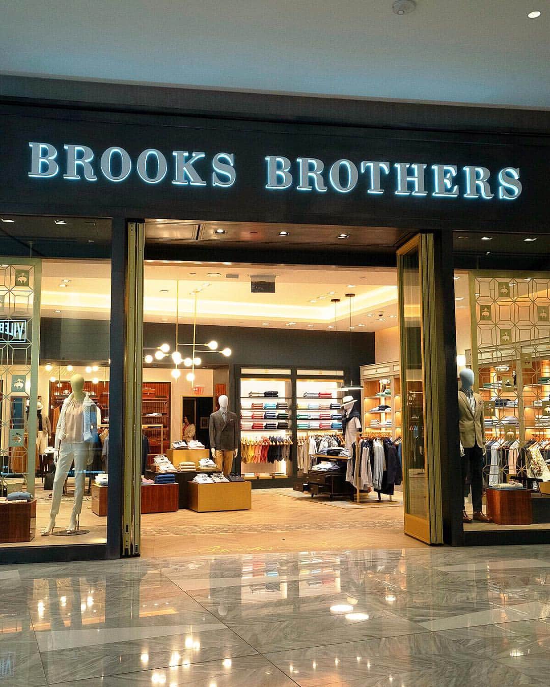 ブルックスブラザーズさんのインスタグラム写真 - (ブルックスブラザーズInstagram)「Cheers to the newest Brooks on the block. Have the first look at our new global concept store in @hudsonyards, open now! 🎩 #BrooksBrothers #HelloHudsonYards #BrooksBrothersWomen #NewYorkLife #NewStoreOpening」4月25日 23時36分 - brooksbrothers